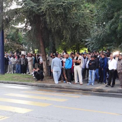 Около 300 души са се събрали пред Окръжния съд в Пазарджик, където се гледа делото за разпространение на радикален ислям