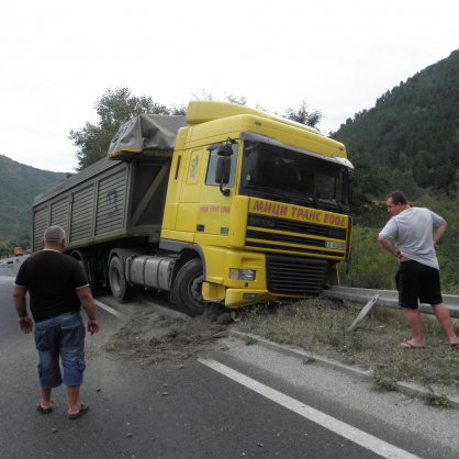 Един човек загина при жестока катастрофа на главен път Е-79 край Благоевград