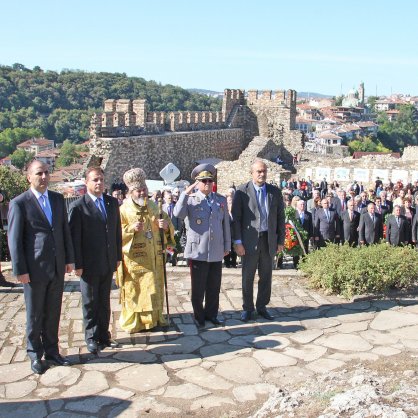 Честването на 104-годишнината от обявяването на Независимостта на България започна с военен ритуал в старата столица Велико Търново