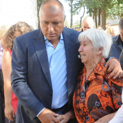 Премиерът Бойко Борисов с възрастна жена от село Порой