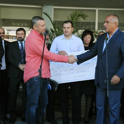 Премиерът Бойко Борисов връчва символичен чек за 100 000 лева на баскетболния отбор на „Черноморец
