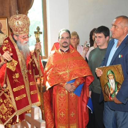 Сливенският митрополит Йоаникий и премиерът Бойко Борисов в новооткритата църква 