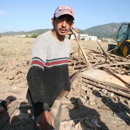 Събарят 30 незаконни ромски къщи в Мъглиж