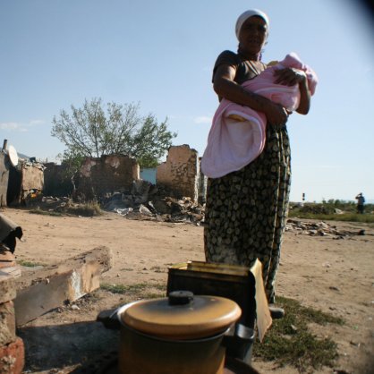 Ромска жена с бебе