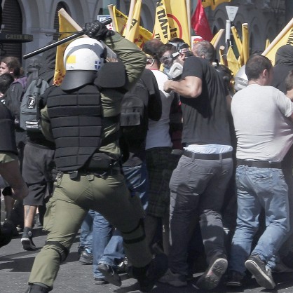 Нови протести и сблъсъци между демонстранти и полиция имаше в центъра на Атина