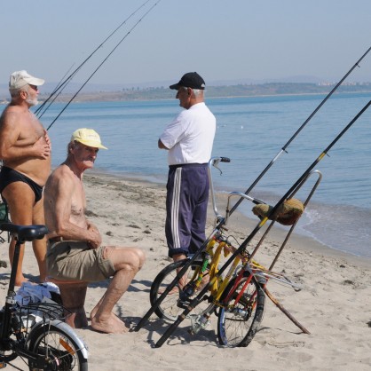 Рибари на плажа в Бургас