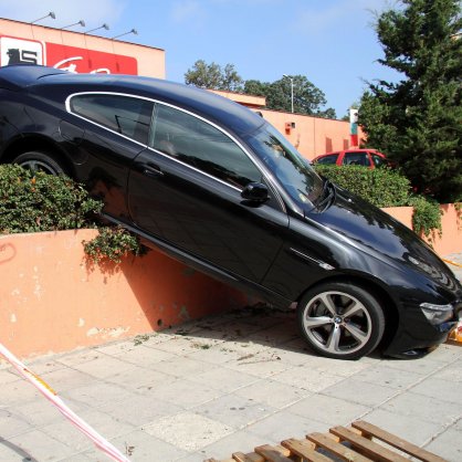 Луксозно возило паркира странно на булевард във Варна