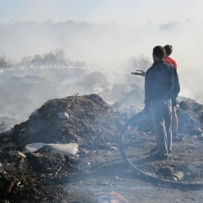 Отровен пушек от пламналото сметище обгази за пореден път русенското село Стърмен.