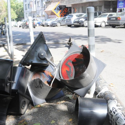 Светофар падна на столично кръстовище
