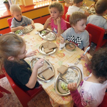 Деца се хранят в детската градина