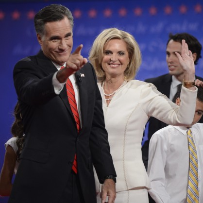 Барак Обама и Мит Ромни излязоха в първия си телевизионен предизборен дебат, съпругата на републиканеца го подкрепи