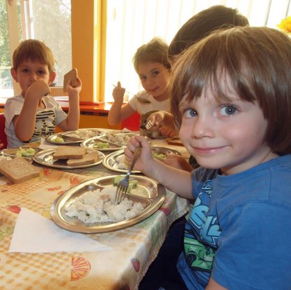 Деца се хранят в детската градина