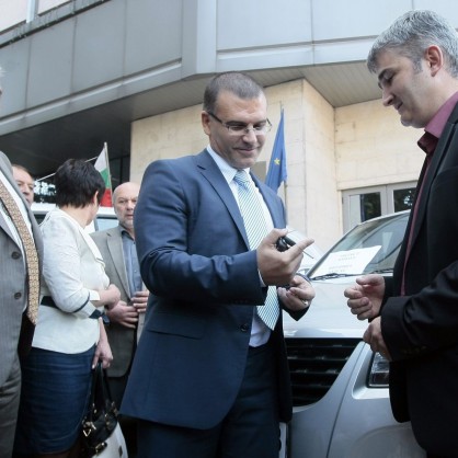 Симеон Дянков връчи ключовете на 30 нови коли за Агенция 
