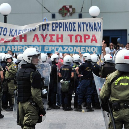 Сблъсъци между демонстранти и полиция в Атина при визитата на Ангела Меркел