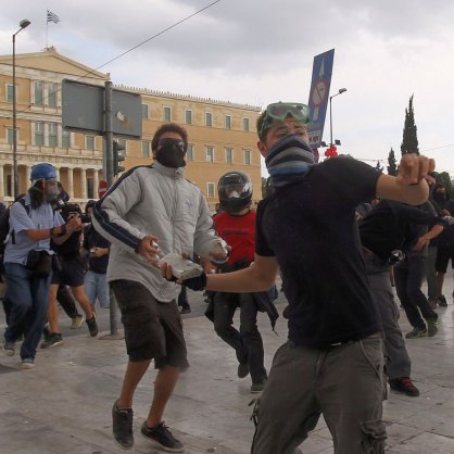Сблъсъци между демонстранти и полиция в Атина при визитата на Ангела Меркел