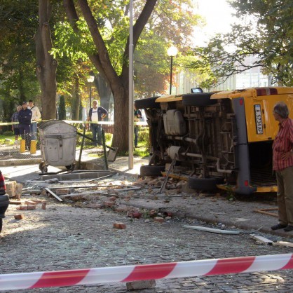 Взрив избухна в трафопост на блок в центъра на Бургас