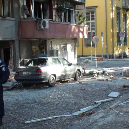 Взрив избухна в трафопост на блок в центъра на Бургас