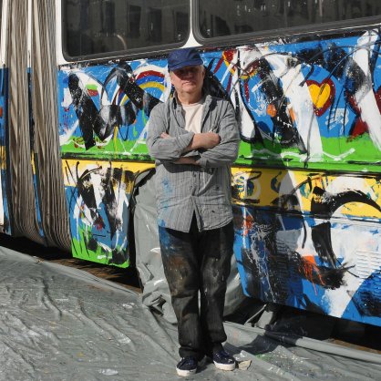 Художникът Албино Питти рисува върху тролей в София