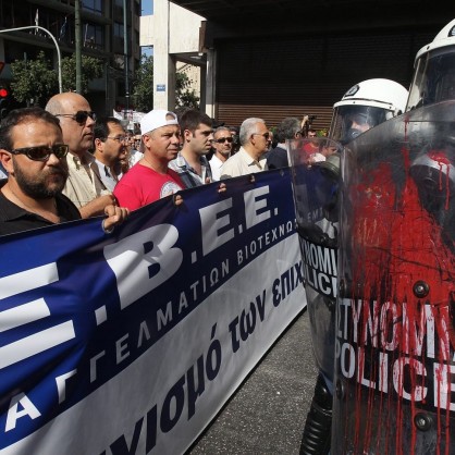 Сблъсъци между демонстранти и полиция на протест в Атина