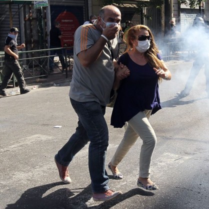 Сблъсъци между демонстранти и полиция на протест в Атина