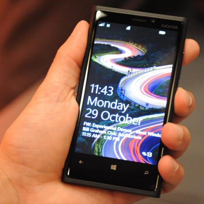 Смартфон с Windows Phone 8