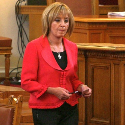 Мая Манолова по време на редовното пленарно заседание