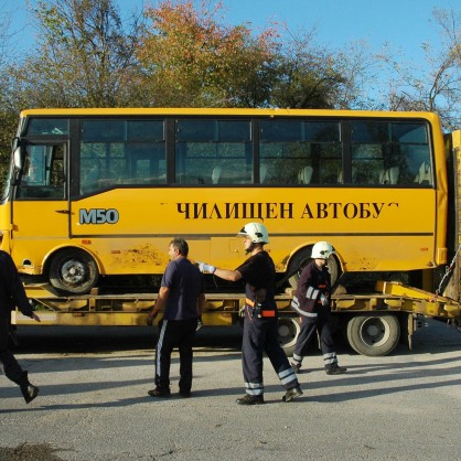 Ученически автобус аварира край Габрово, няма пострадали