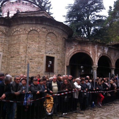 Стотици миряни се събраха пред и в Троянския манастир за погребението на патриарха