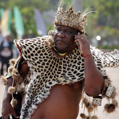 Африканец говори по мобилен телефон