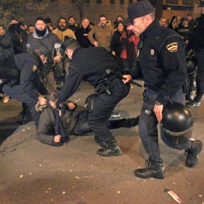 В Мадрид полицията използва палки срещу стотици младежи при протестите