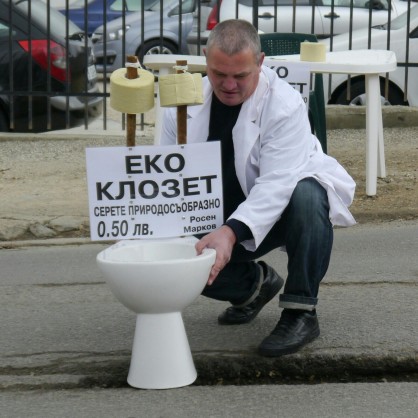 Росен Марков поставя тоалетната чиния в дупката