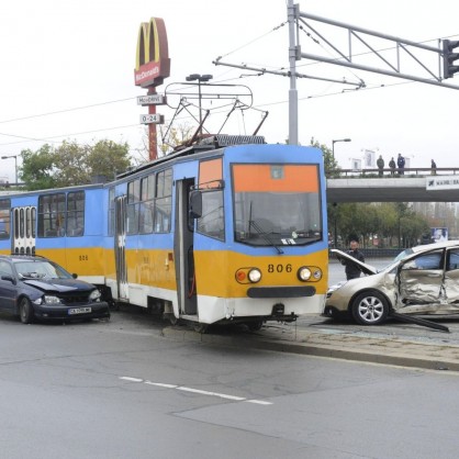 Катастрофа с трамвай и две коли пред НДК
