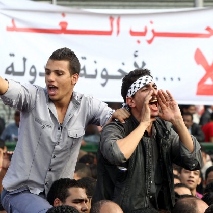 Сблъсъци между египетски младежи и полиция в Кайро