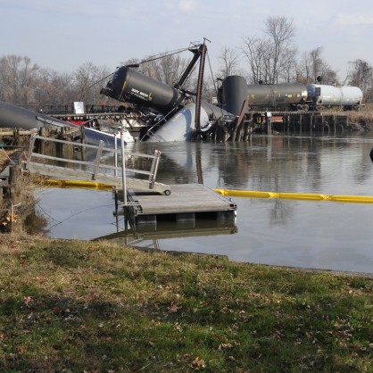 Влак с токсични химикали падна от мост в Ню Джърси
