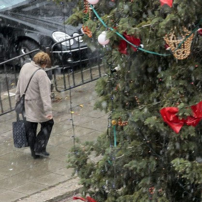 Първият сняг вече заваля над София