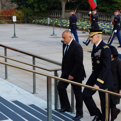 Бойко Борисов започна еднодневното си посещение във Вашингтон с полагане на венец пред гроба на Незнайния воин на Арлингтънското национално гробище