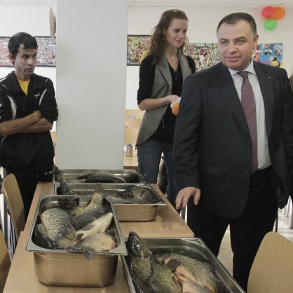 Министърът на земеделието и храните Мирослав Найденов дари риба на хора в неравностойно положение