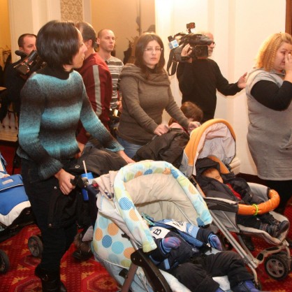 Майки с бебета влязоха в парламента