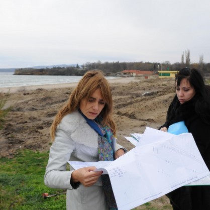 Силвия Димитрова от Областна управа констатира разораване на плажната ивица