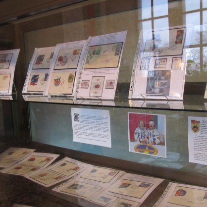 Изложбата с автографи на космонавти и пощенски марки с комически полети е подредена в русенската библиотека