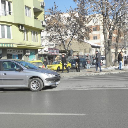 Лек автомобил блъсна бременна жена на пешеходна пътека в Благоевград