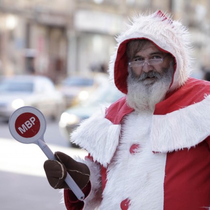Дядо Коледа регулира движението в центъра на столицата