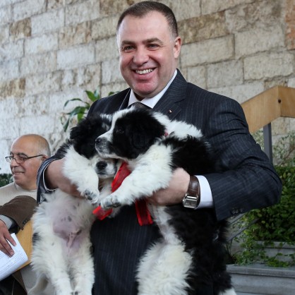 Мирослав Найденов получи бронежилетка, две овчарски кучета и цветя като подарък по случай рождения си ден