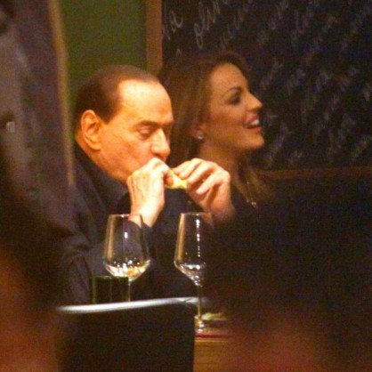 Силвио Берлускони е сгоден за 27-годишна „Мис Неапол” - Франческа Паскале