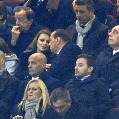 Силвио Берлускони и Франческа Паскале гледат мач на 