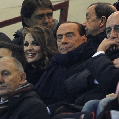 Силвио Берлускони и Франческа Паскале гледат мач на 