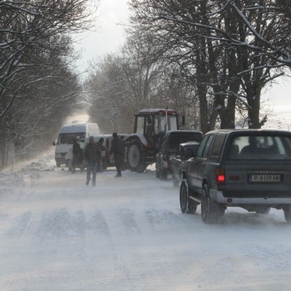 Десетки автомобили закъсаха в Русенска област