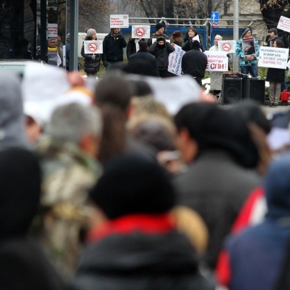 Два протеста за и против тютюнопушенето пред парламента