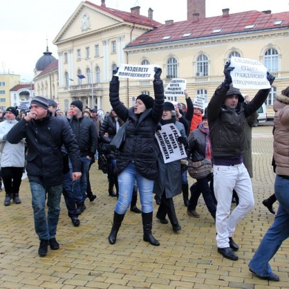 Два протеста за и против тютюнопушенето пред парламента