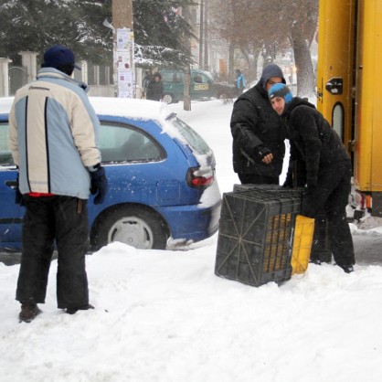 Снежна виелица във Варна - зареждането с хляб е затруднено
